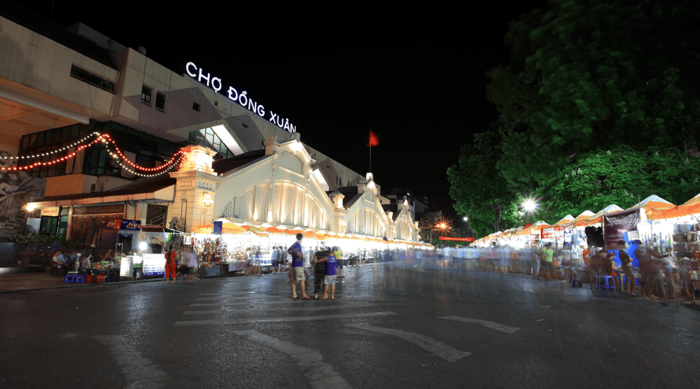 The new stalls outside Dong Xuan market are lit up in the evening (Source: Vietnam Airlines)